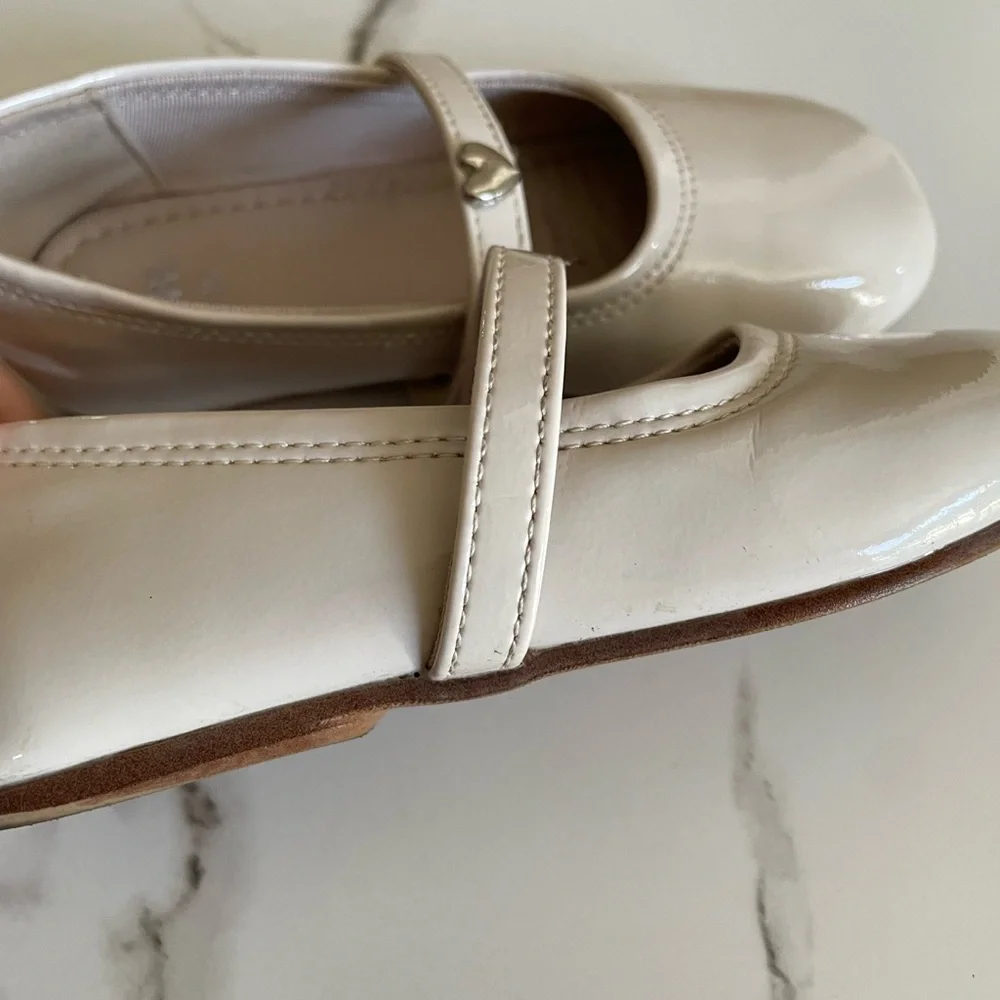 ZARA Girls Cream Patent Mary Jane Shoes with Heart Buckle